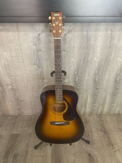 Yamaha F335 Dreadnought Acoustic Guitar