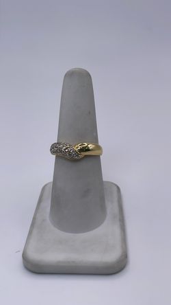 10k gold ring with CZ in the band