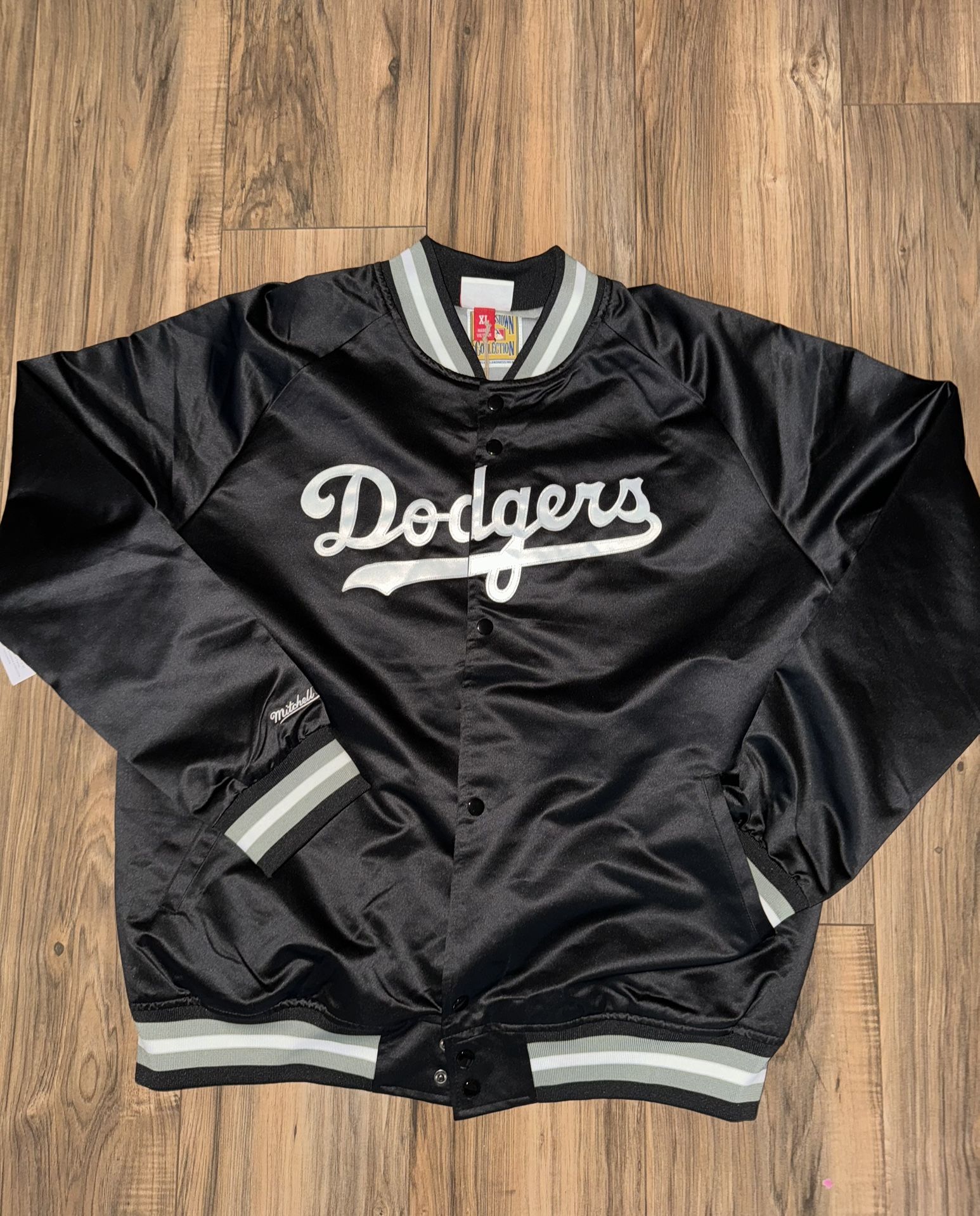 New men’s size large & XL Mitchell & ness LA Dodgers satin jacket