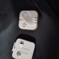2 Brand New Apple Wired Earbuds