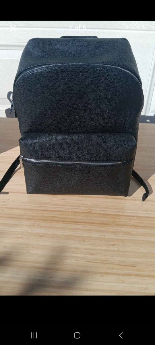 Louis Vuitton Taiga Discovery Backpack Noir