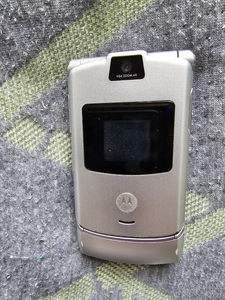 Motorola RAZR V3 Phone With Charger