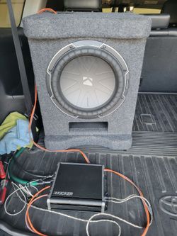 UNA BOCINA KICKER Y AMPLIFIER