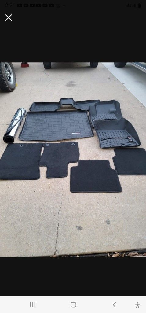WeatherTech mats Matt's for for 2020 through 2021 Ford escape With sunvisor As well Brand new condition