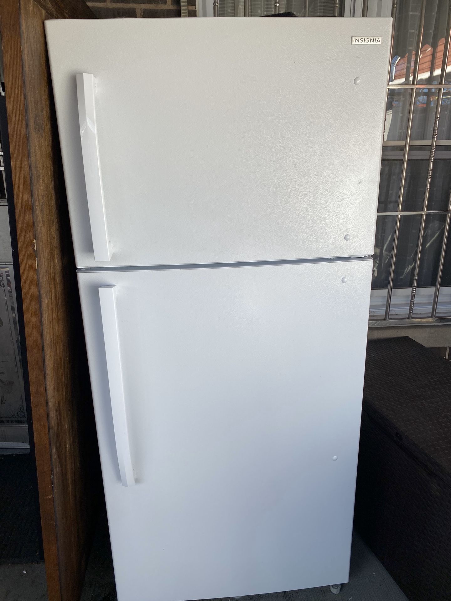 Insignia refrigerator (like new)