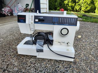 Singer Limited Edition Sewing Machine with Foot Pedal – Works Great
