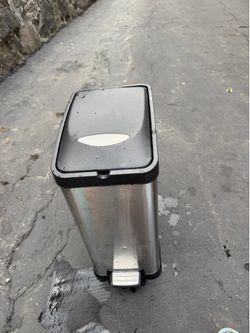 Very good condition a trash can