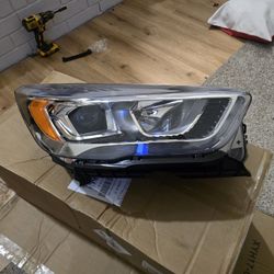 17 To 18  Escape  Right Side Headlight Halogen 