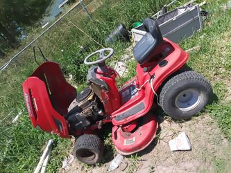 Vendo Este tractor marca troy build Asina como se miran en las fotos El motor prente y se apaga transmission esta jalando Es para partes o areglar le 