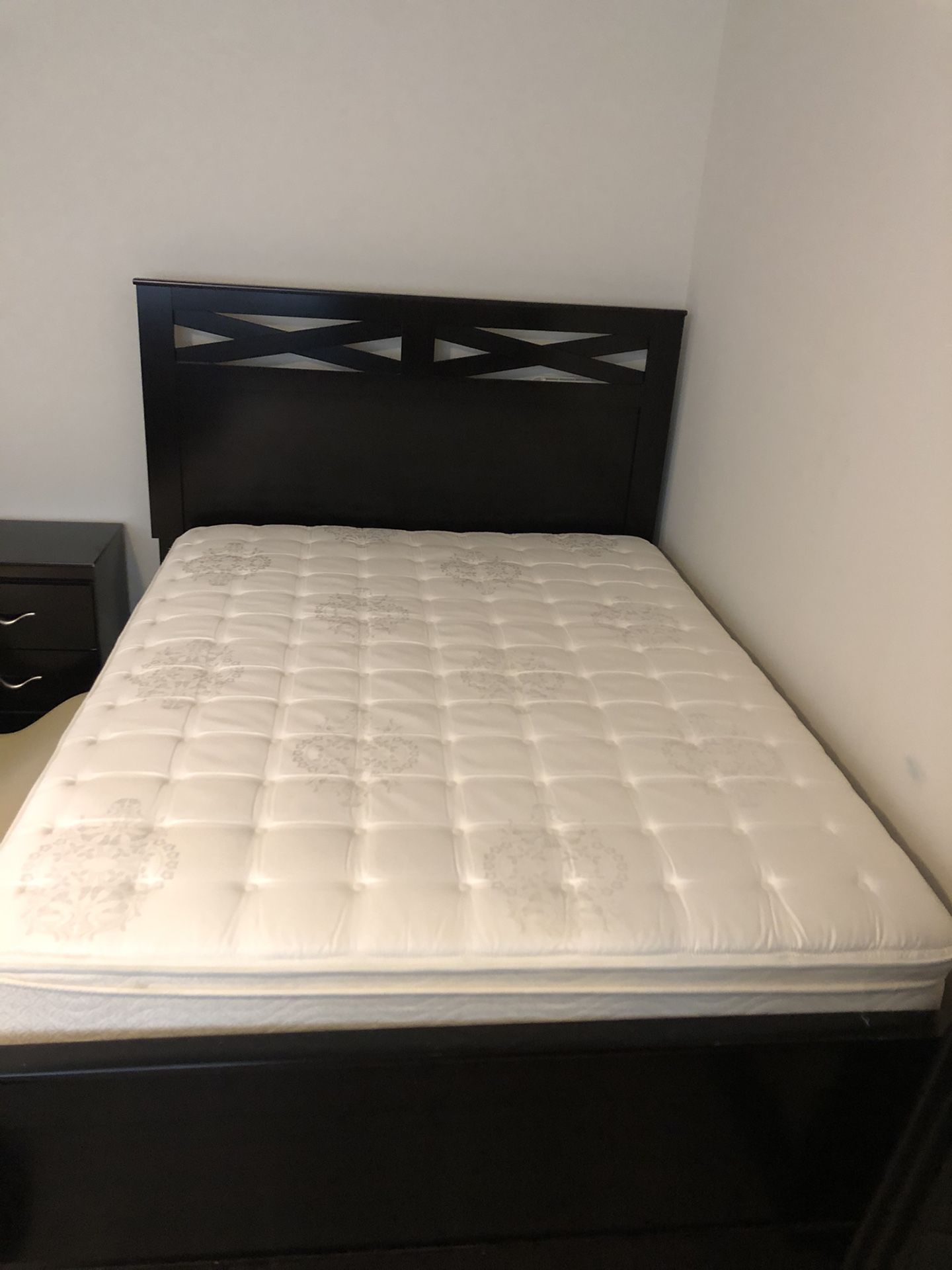 Queen mattress and box spring