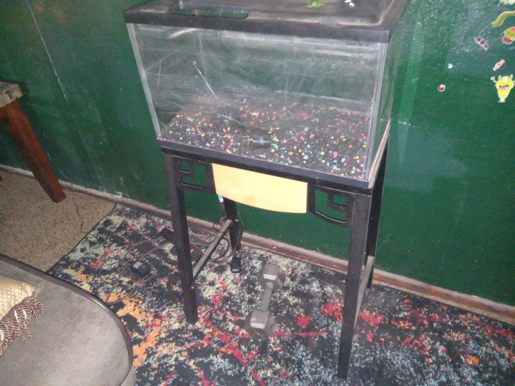 Fishtank Comes With Rocks And Light And Stand