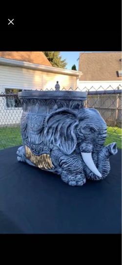 Large elephant, pedestal statue