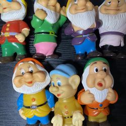 VINTAGE SET OF 7 DISNEY DWARFS PLASTIC SQUEAKER FIGURES