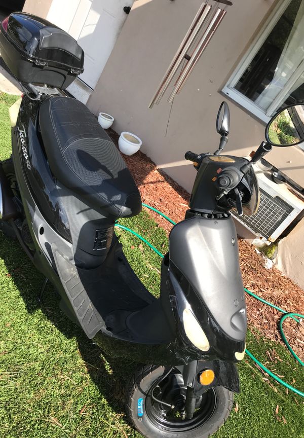 Taotao scooter 50cc 2017 new tires good condition have keys needs new