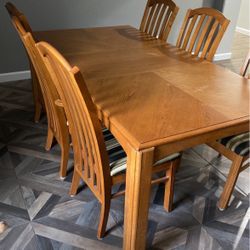 Dinner / Kitchen Table & 6 Chairs 