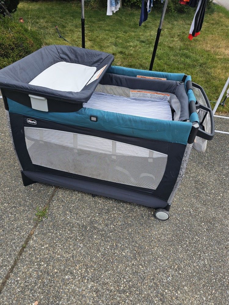 Chicco Pack N Play With Bassinet