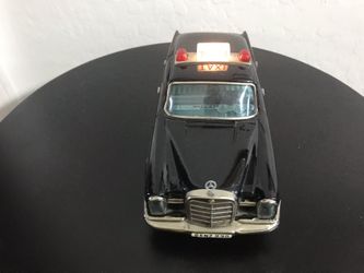 Tin Toy Mercedes’ Benz 230 Taxi Battery Operational