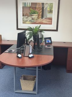 Office desk With Peninsula