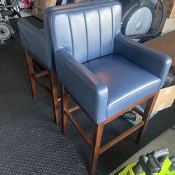 2 bar stools