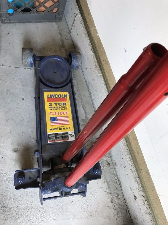 Lincoln 2-Ton Heavy-Duty Floor Jack, CJ4000