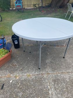 Nice folding table (  4 feet wide