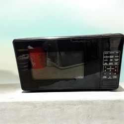 Black Countertop Microwave Oven – Works Great