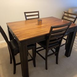 High top Table With 4 Chairs And Leafs, Like New