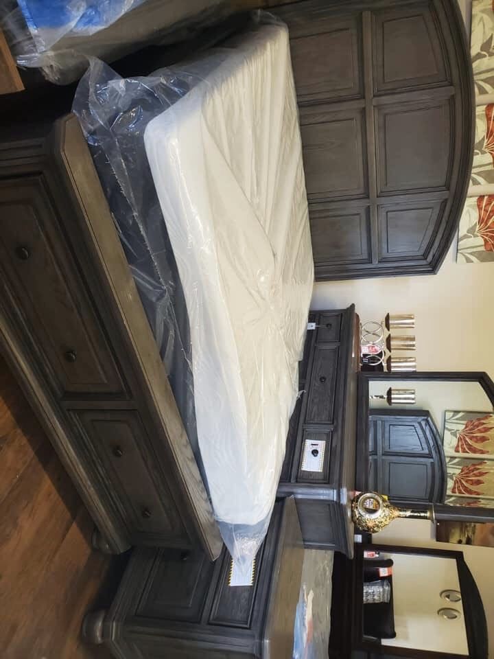 Lavonia Gray Storage Platform Bedroom Set