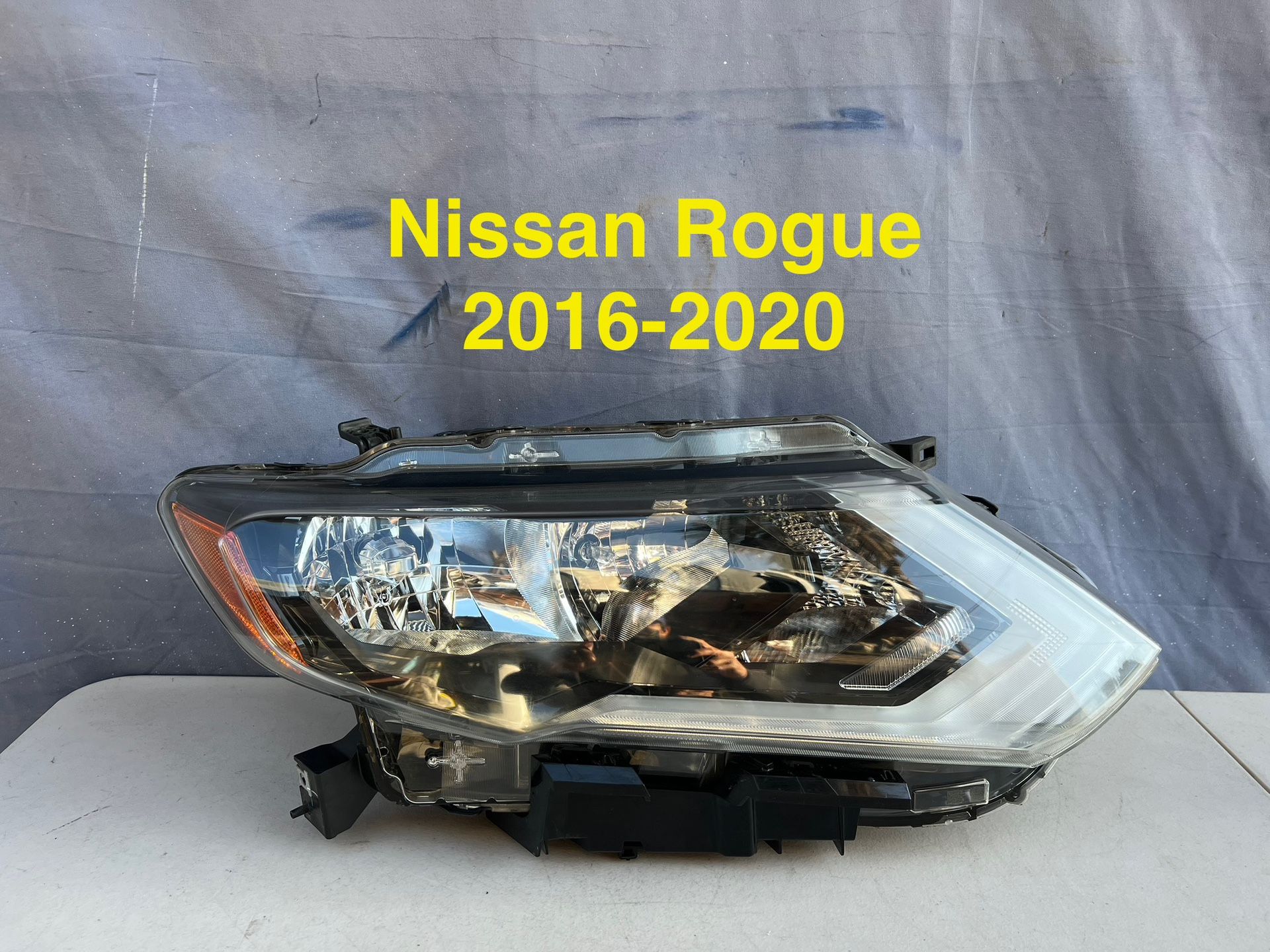 2016-2020 Nissan Rogue Headlight OEM