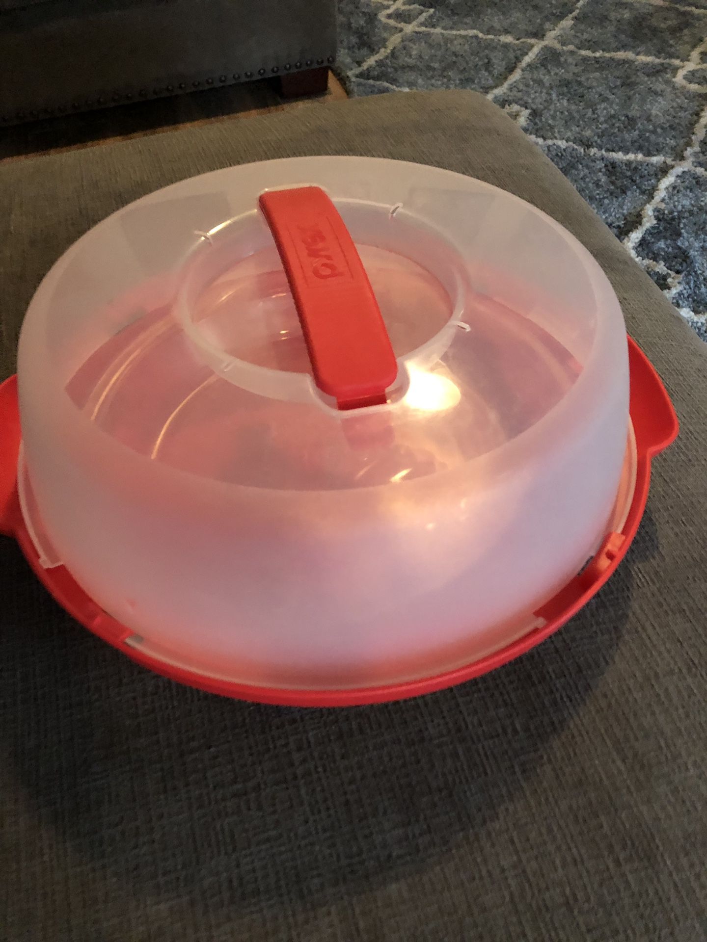 Pyrex pie dish and carrier
