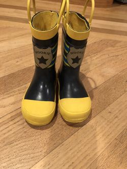 Kids rain boots size 7