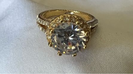 Beautiful gold-tone ring, size 7/8.💍
