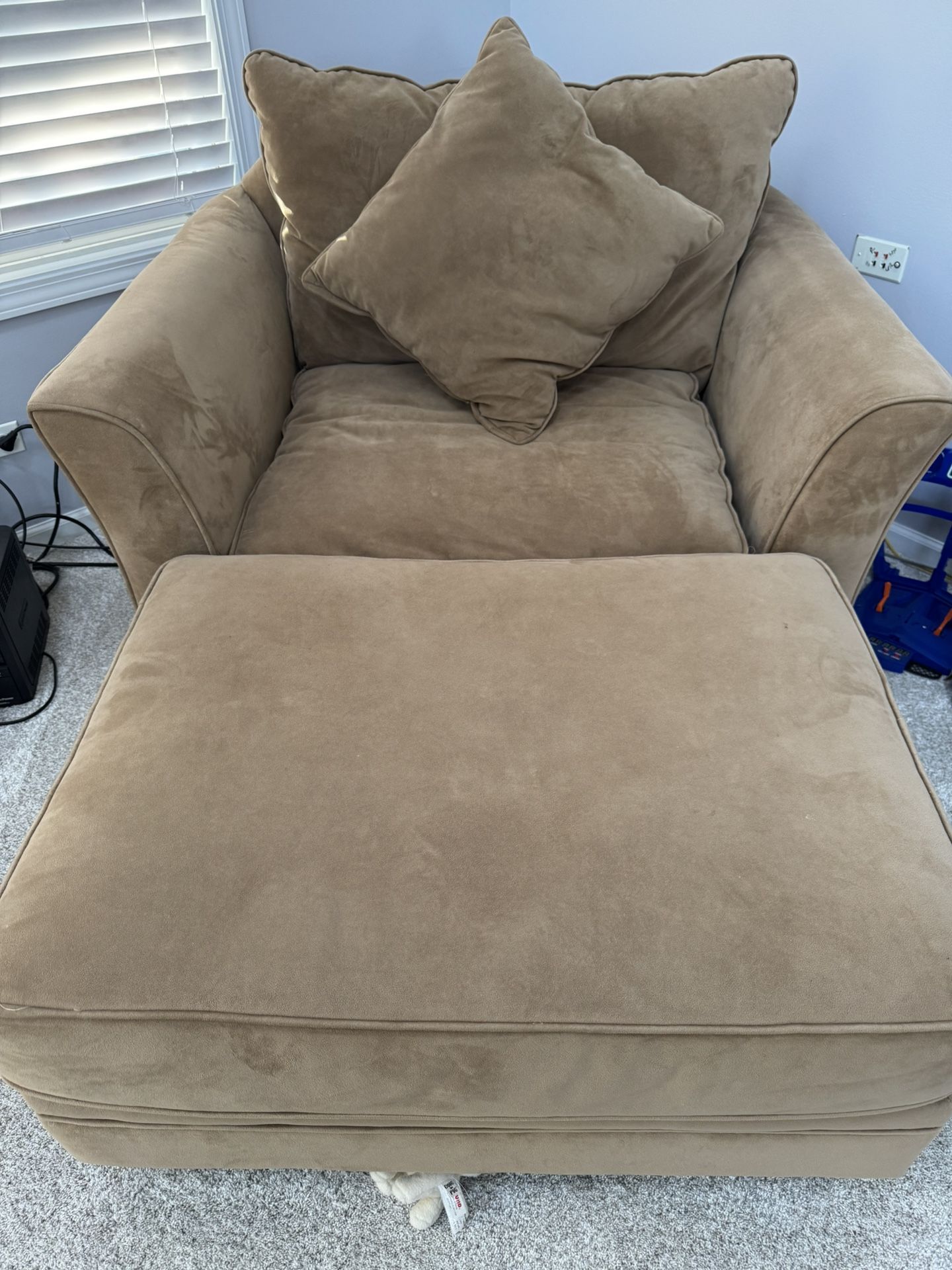 Oversize chair + ottoman