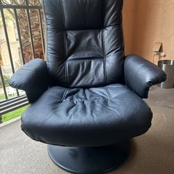 Black leather swivel chair, 2 Folding Saucer Chairs & 1 wood tray table 