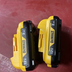 2. batteries dewalt 