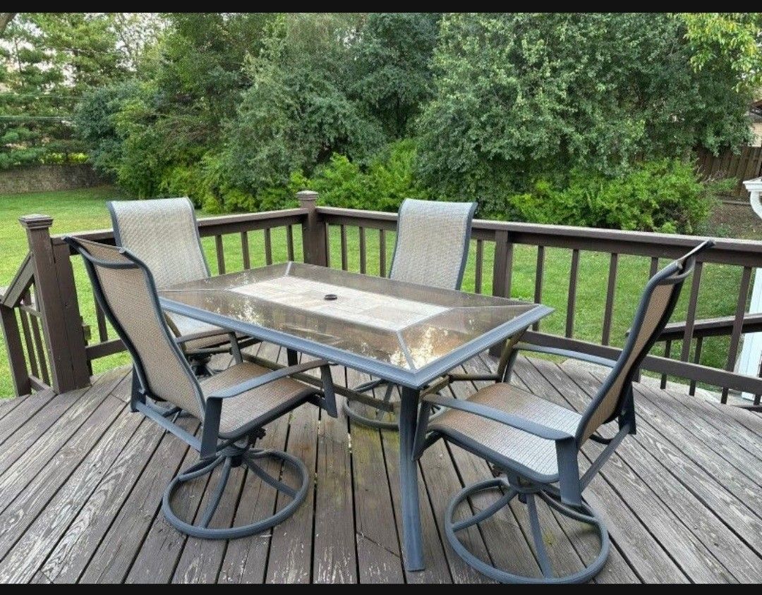Outdoor Table and 4 Chairs 