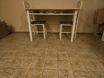 Dining Room Table & Chairs