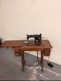 Vintage Singer Sewing Machine with Wooden Cabinet & Foot Pedal