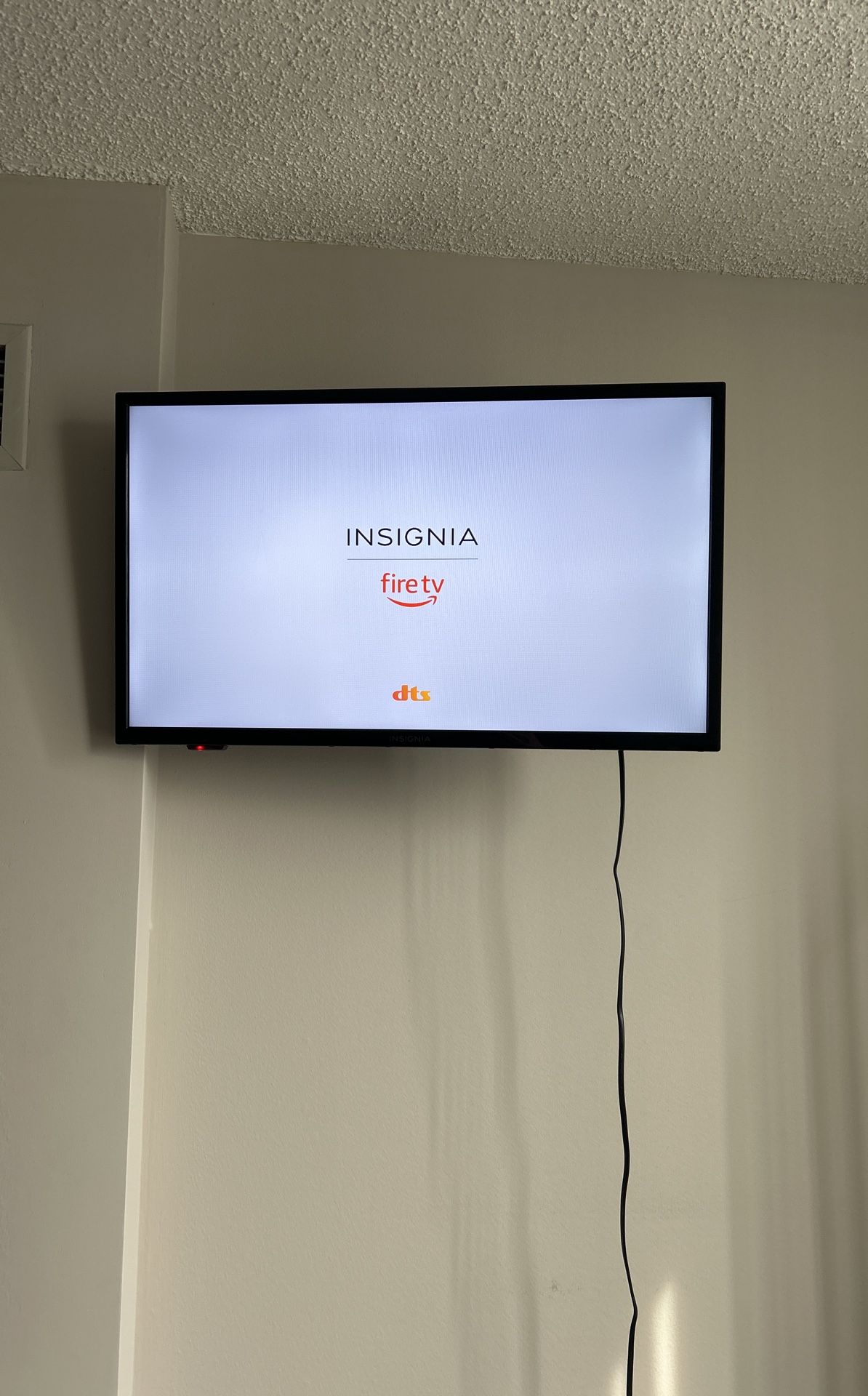 INSIGNIA 32-inch Class F20 Series Smart HD 720p Fire TV with Alexa Voice Remote