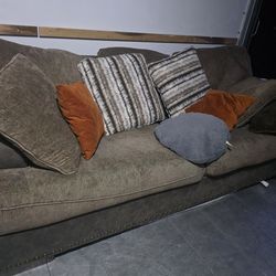 Deep and fluffy couch with brass gussets