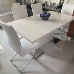 Dinning Table with 4 Chairs.