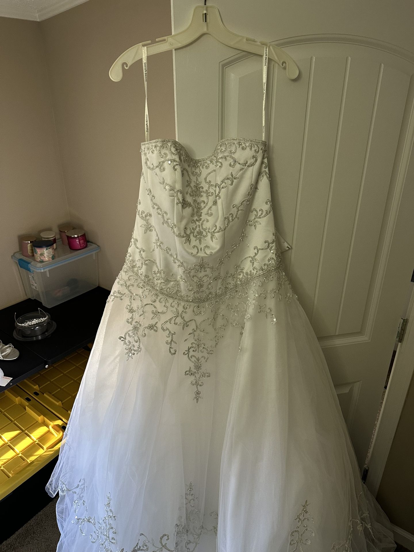 Strapless tulle wedding dress