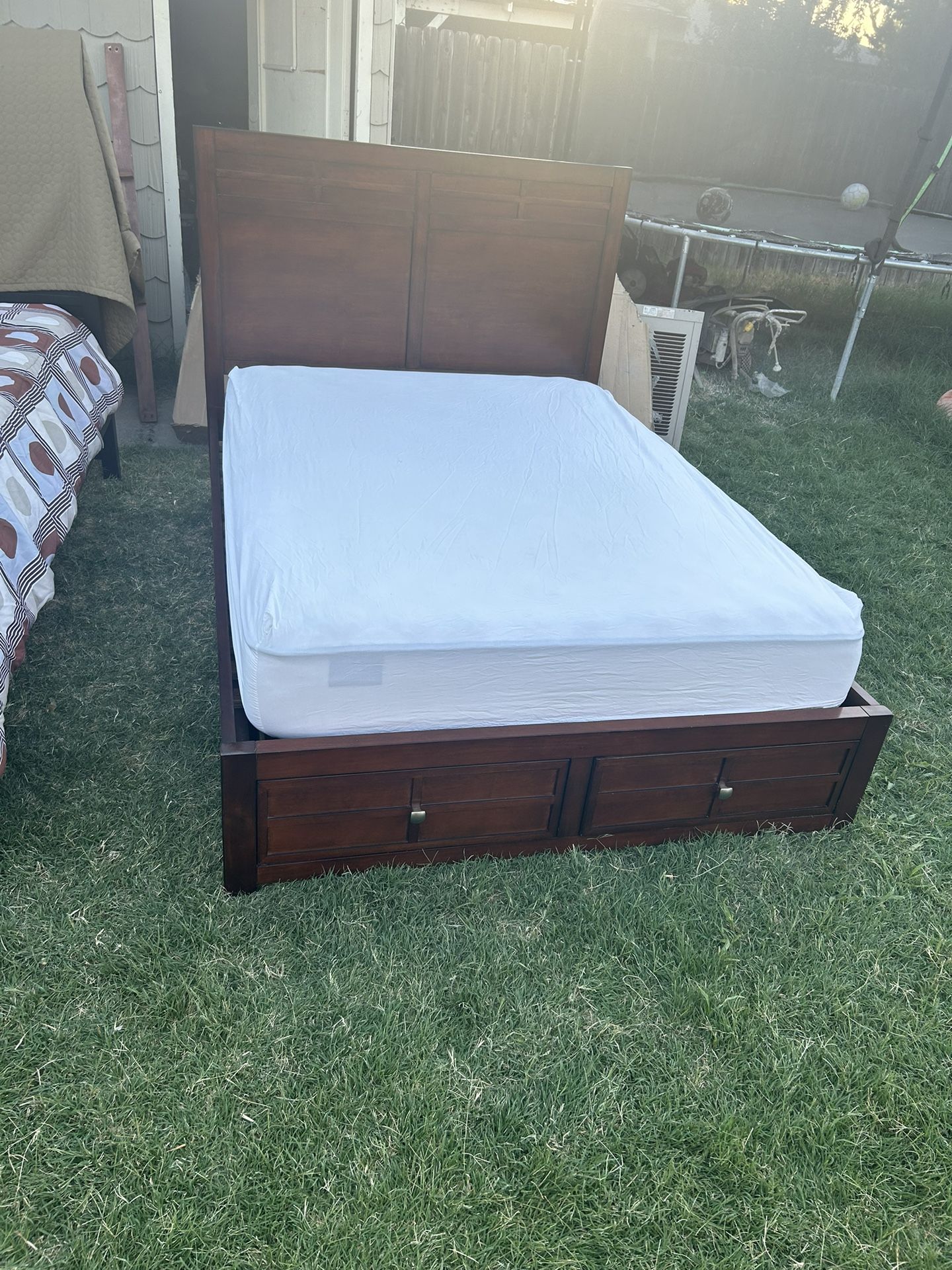 BONITA CAMA FULL SIZE DE MADERA CON 2 CAJONES ENFRENTE Y COLCHÓN USADA BUENA CONDICIÓN