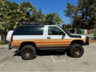 1999 Chevy Restored With Original Parts New Engine  Professional Upgrades + receipts from Burbank off-road shop 	•	Brand-new Vortec engine (<1,000 mil