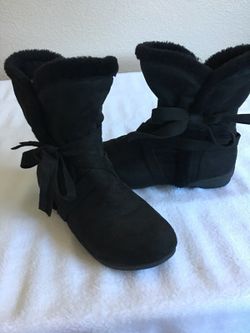Black boots with tie