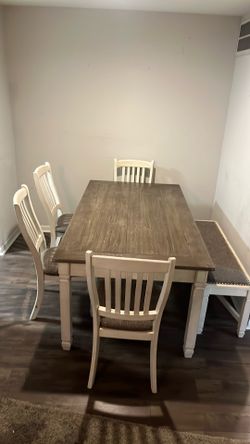 Free Dinner table
