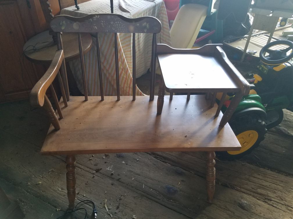 Gossip telephone table