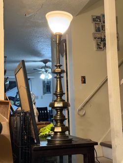 Up for sale is a heavy vintage Stiffel brass torchiere table lamp featuring a classic Hollywood Regency / Mid-Century design. Height: 40 inches tal