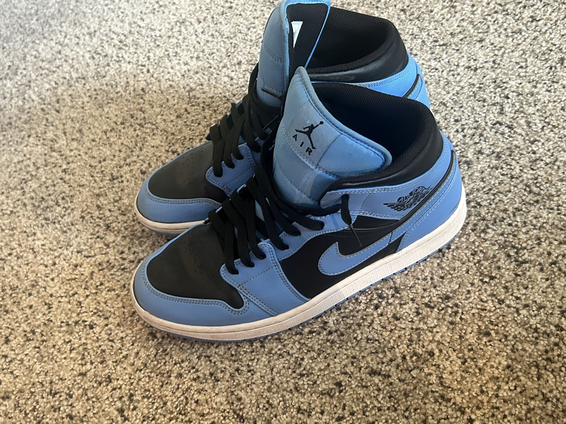 Jordan 1 Mid ‘University Blue Black’