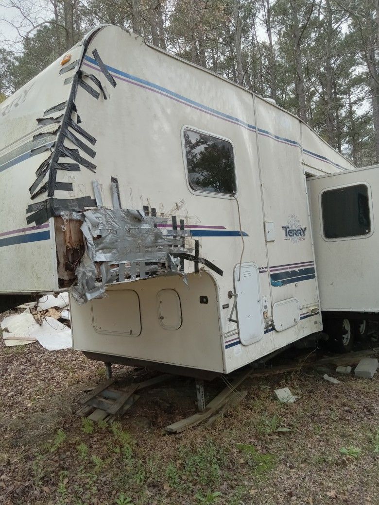 Fifth Wheel Camper